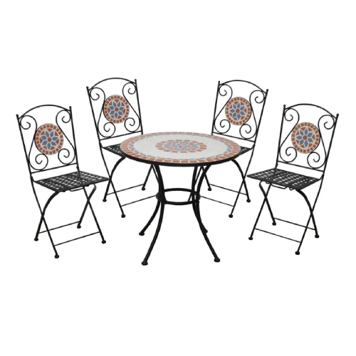 Garten mit Taormina-Dekoration Tisch und vier Klappstühlen aus Stahl mit Mosaikdekoration im Freien